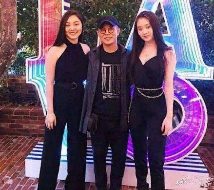 李连杰17岁女儿晒照大秀小蛮腰 时尚性感