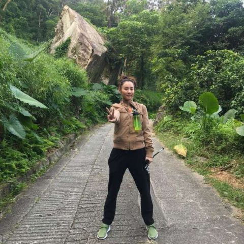37岁张柏芝清早爬山锻炼露素颜, 谢霆锋看完沉