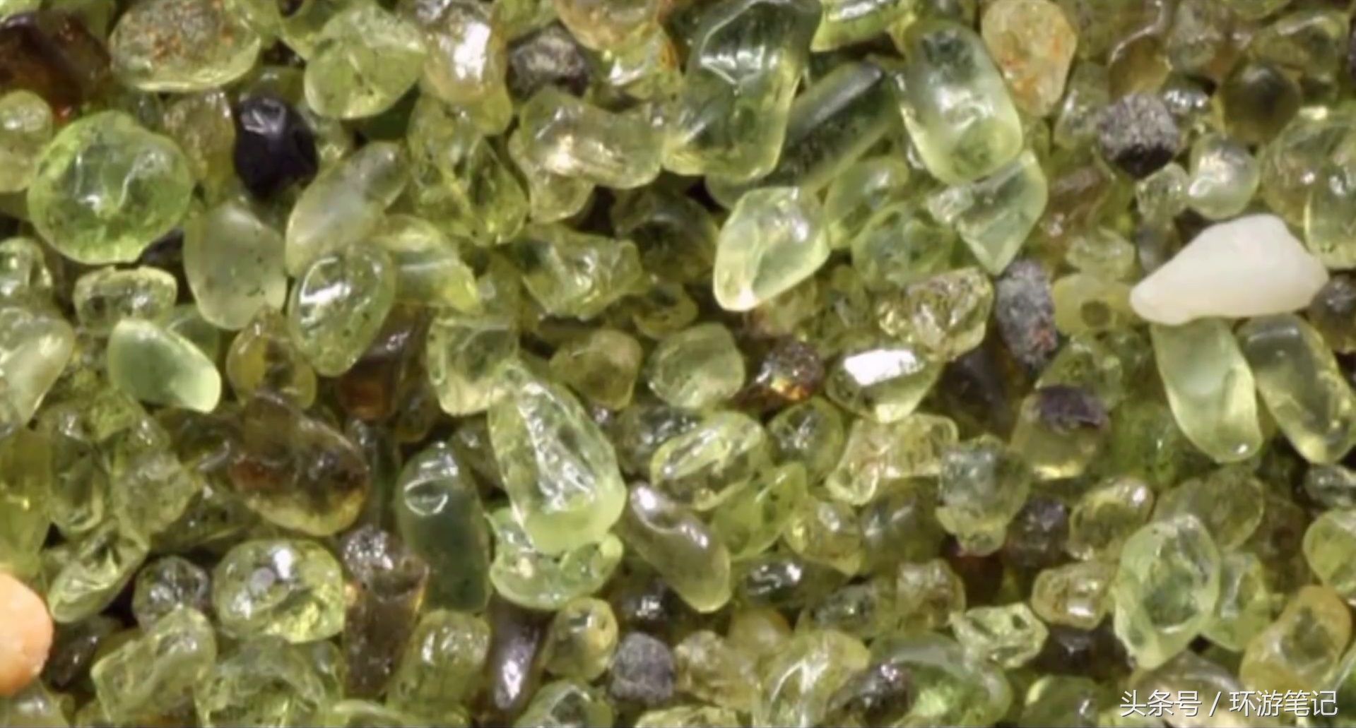 夏威夷火山喷发,天空下起宝石雨,网友:又要骗我