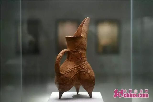 在临淄太公湖北畔齐都文化城内, 除了齐文化之外还有一座关于东夷文明的博物馆, 它讲述的是距今有着6100-4000年的大汶口文化、龙山文化 走进临淄大顺博物馆的展览厅, 一种厚重的历史感扑面而来, 一件件历经岁月洗涤的陶器、 一个个精致靓丽的配饰、 不免让人对这个曾经的古国涌出无限的遐想。 图腾是人类历史上最早、最奇特文化现象之一,是最早的社会组织标志,也是象征后世信仰、礼制的萌芽。陶鬶是东夷先民们创造的一种集实用与观赏为一体的高档器具。(摄影徐建彬) 大顺博物馆展陈藏品分为七大版块:东夷文明展厅、古陶