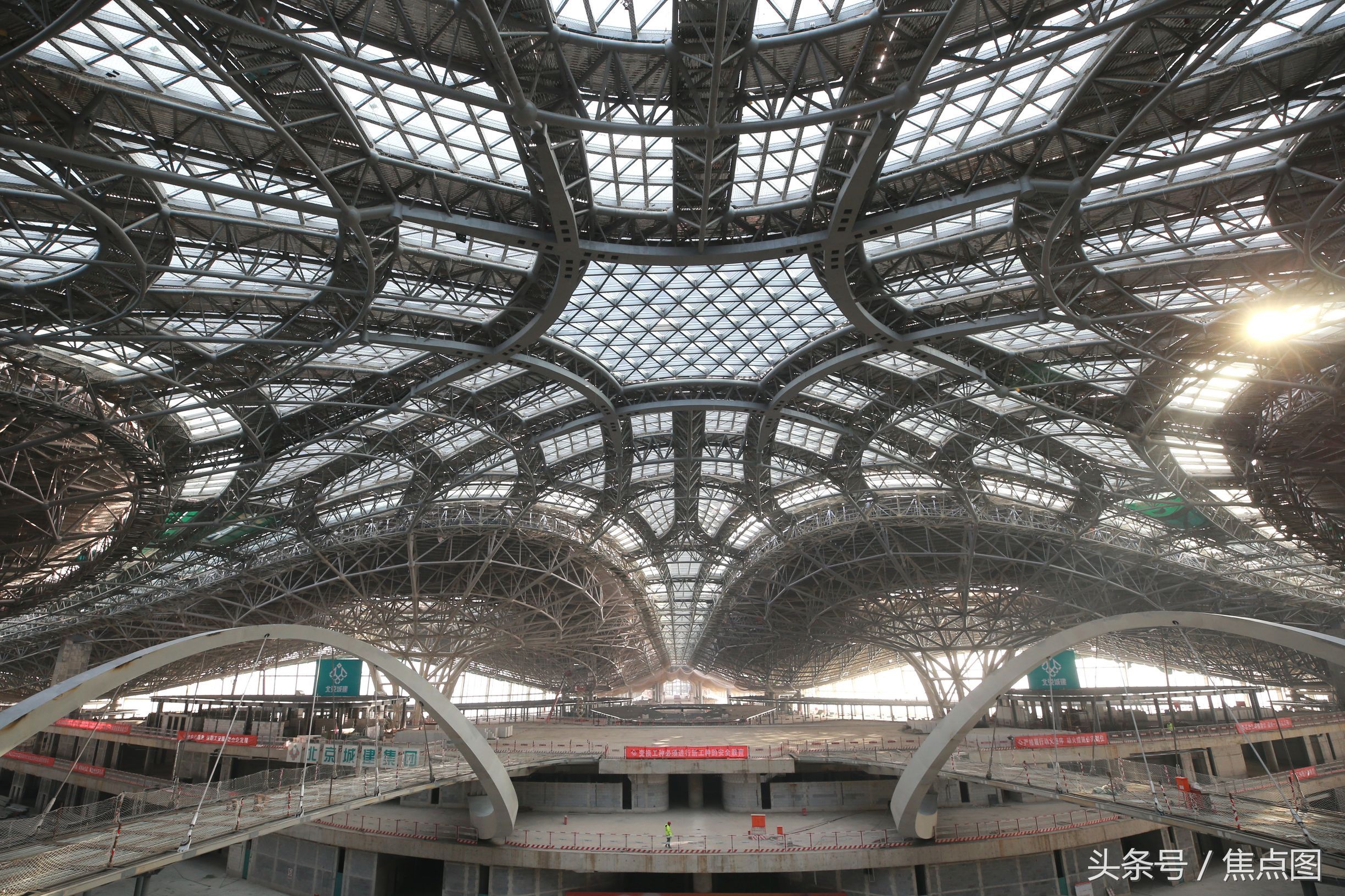 北京新机场内部钢结构首次曝光 重超500吨犹如“星际飞船空间站”