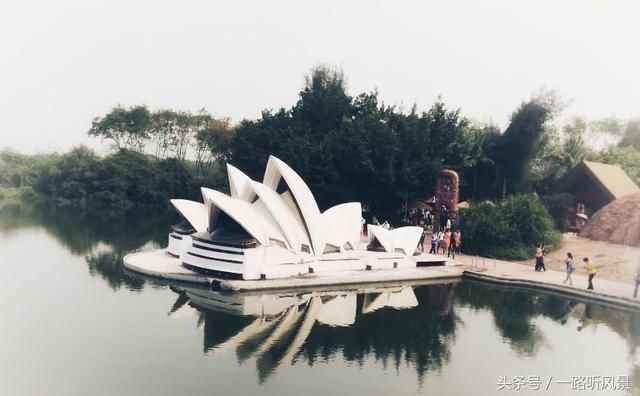 深圳世界之窗汇集了世界著名的建筑微缩景观，埃菲尔铁塔金字塔