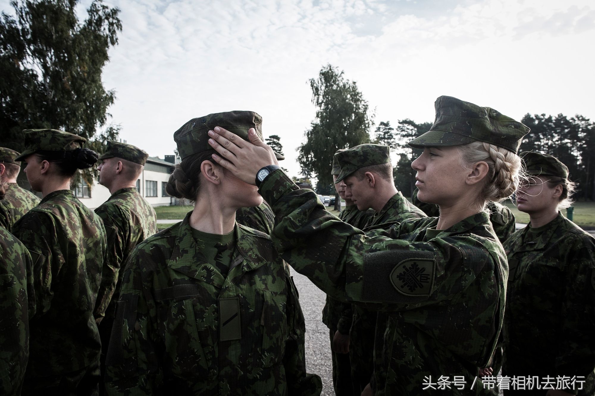 这个国家计划明年实施普遍义务兵制，摄影师实拍新兵训练营