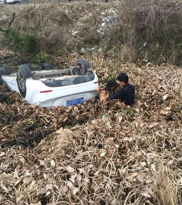 大年初一，铅山女子开车翻入泥塘，是这些民警把她从危险中救了出