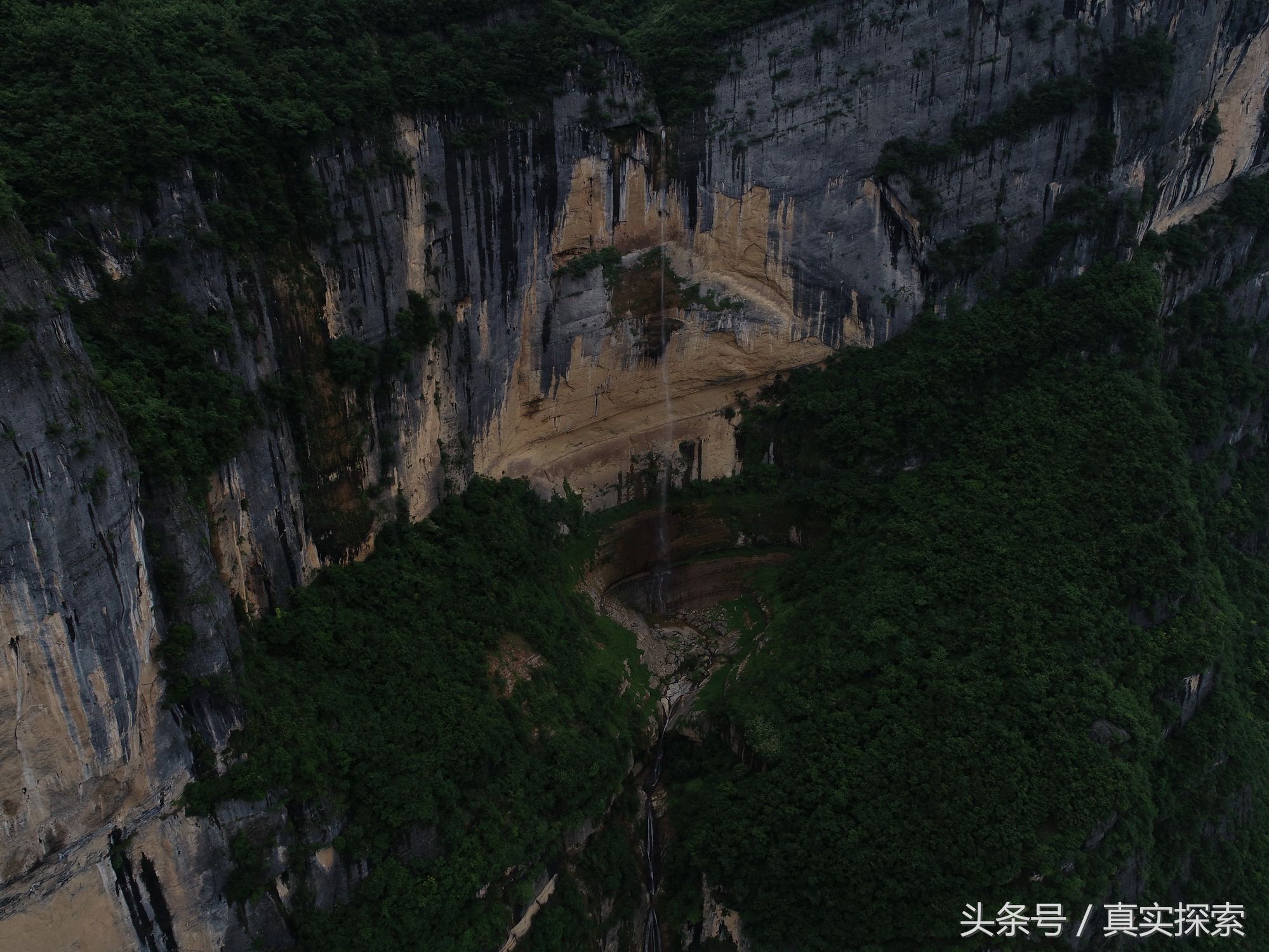 湖北神农架大九湖到重庆巫山当阳大峡谷的罕见超级大瀑布 超百米