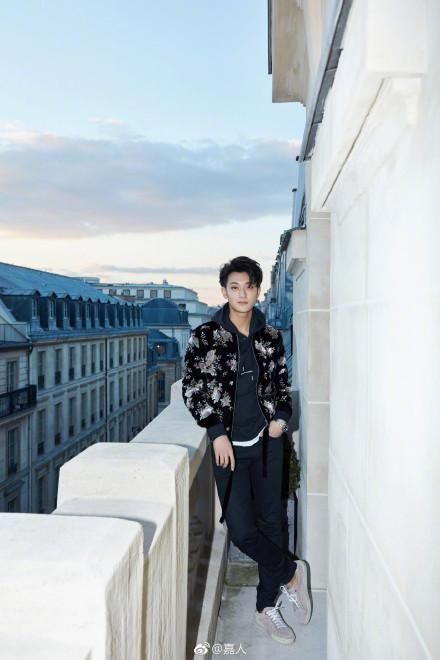 黄子韬《谈判官》攒下的好感, 被时装周画的眼