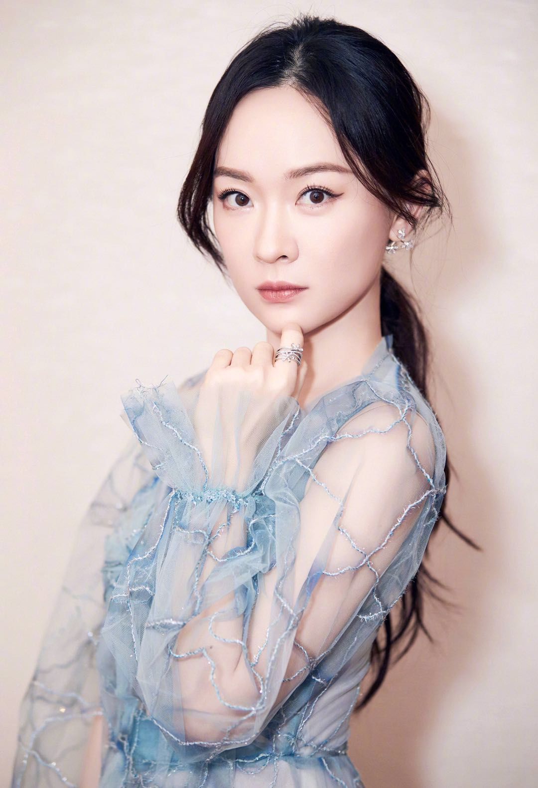 霍思燕:精致的妆容搭配浅蓝色的裙子,美翻了!