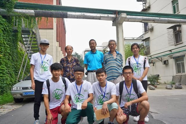 湖北大学生探访东风退休工人 传播遗失的正能量