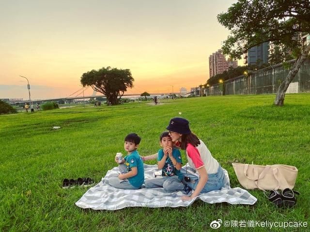 陈若仪带儿子们看夕阳,孩子吃冰淇淋弄脏嘴,冲镜头发懵太可爱