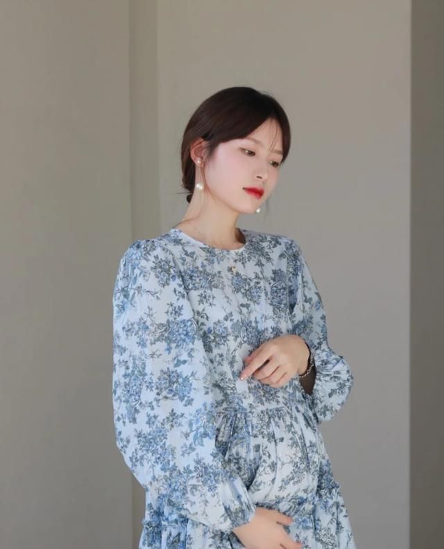 安以轩生日宴挺孕肚身材纤细，陈乔恩合照疑似怀孕，难道双喜临门