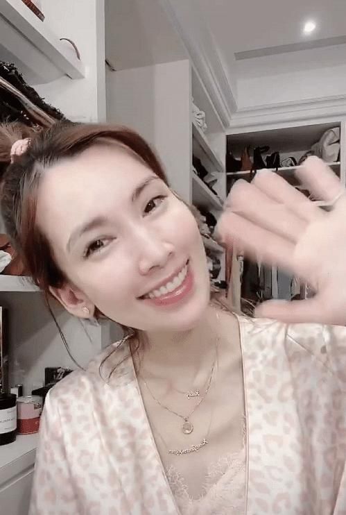 林志颖娇妻罕见晒素颜自拍，皮肤状态白皙水嫩，不像三个孩子的妈