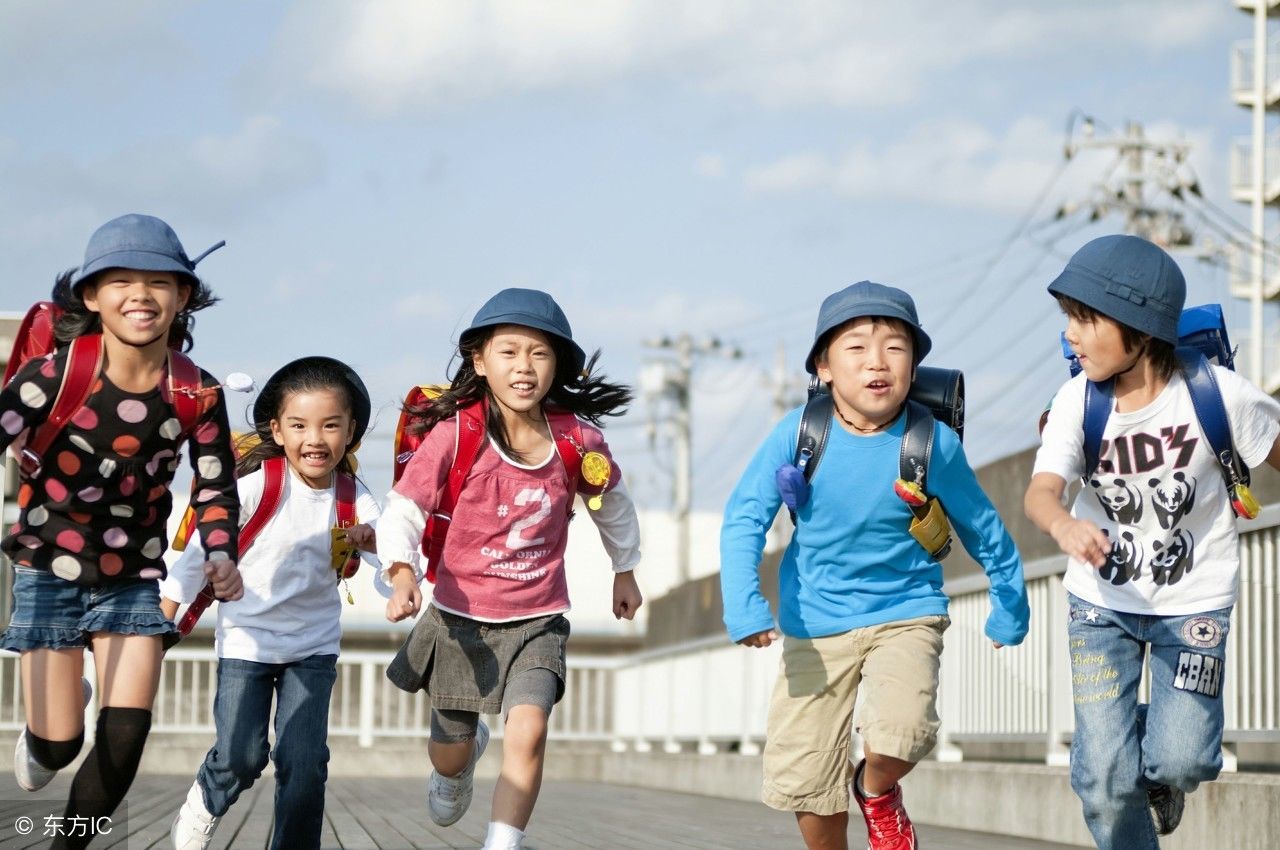日本小学生冬天穿短裙短裤,无人接送独自上学