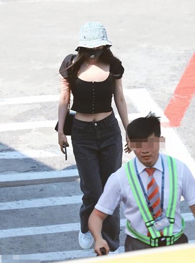 杨幂真不愧是穿衣模板，赵丽颖又偷师，同款造型身材天差地别