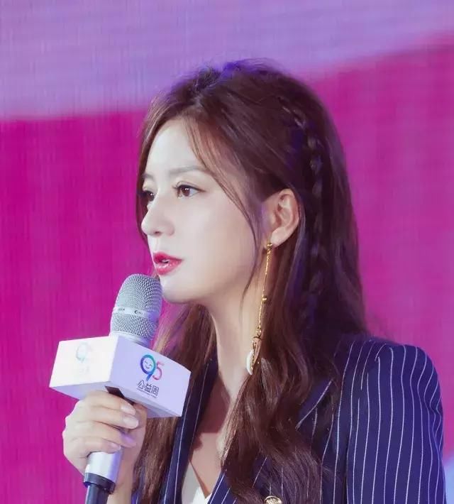 美发届当红炸子鸡'小小芳辫'瘦脸奇发。献上几