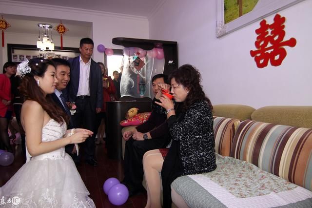 失踪多年的爸爸，意外出现在我的婚礼上给我20万，我马上报警！