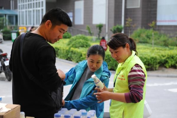 五一小长假 大河鲜奶坚守小区为居民送服务