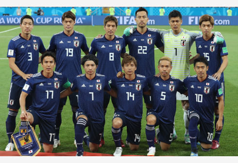 日本男足回国800球迷接机 主教练月底卸任