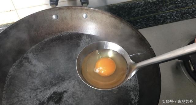 水煮荷包蛋用这2种方法!0失误,不散花,又圆又嫩