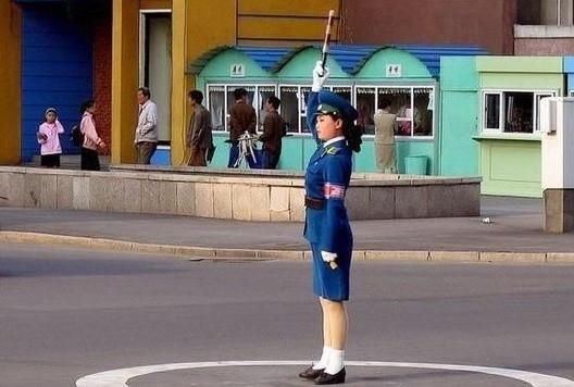 朝鲜女交警和越南女交警, 感觉朝鲜服装好看, 越南模样好看