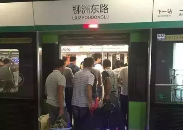 我跪着,是因为穿着裙子不好蹲 你出门有教养的样子,真美!