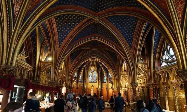 巴黎圣母院的一把火,烧得整个法国夜未眠