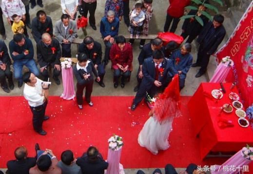 儿子车祸瘫痪，儿媳提出离婚，儿媳再婚那天，我却送她一辆车