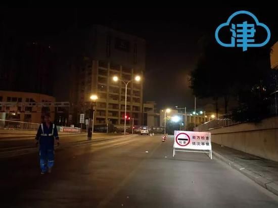 天津一白色奥迪突然掉头逆行撞上警车 它怎么了