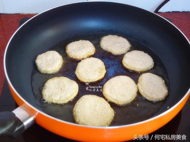 婆婆往剩余的汤圆皮里加水果？奇怪！出锅之后，大家抢着吃
