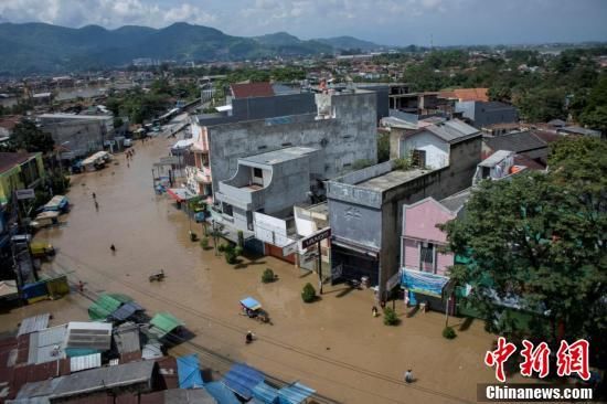 印尼多地暴雨引发洪水漫街 大量民众被堵