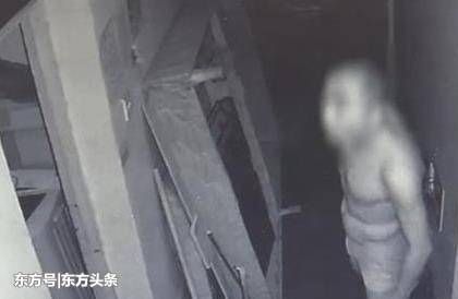 女子半夜惊醒，抬头发现一半裸男子站在卧室里，仔细一看差点吓晕