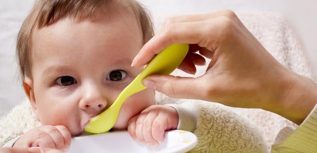 婴幼儿饮食:一岁半宝宝一日三餐吃什么?可以跟