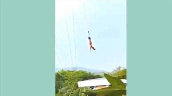 蹦极【女大学生穿连衣裙玩蹦极,落下瞬间裙子