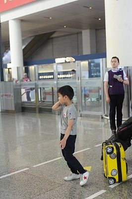 安迪和爸爸杨子一人一部手机,各自处理事务动