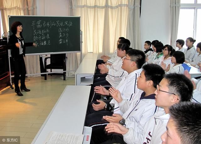 多年没生，丈夫常年不在，叫小男生陪伴美妻，数年后妻子怀上孩子