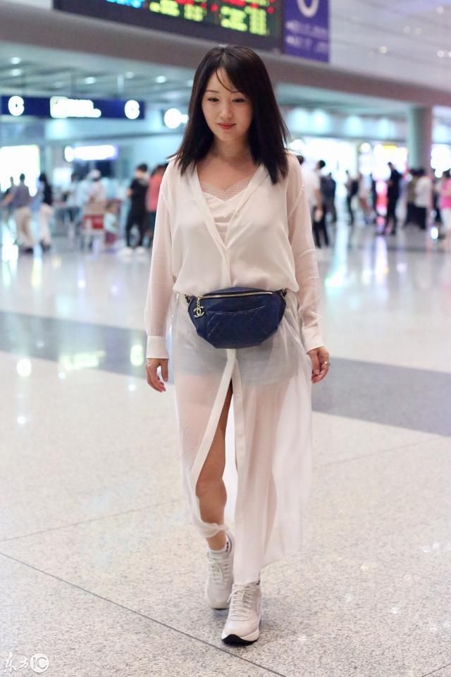 杨钰莹现身机场,网友:47岁的年纪18岁的气质,不愧为冻龄女神!
