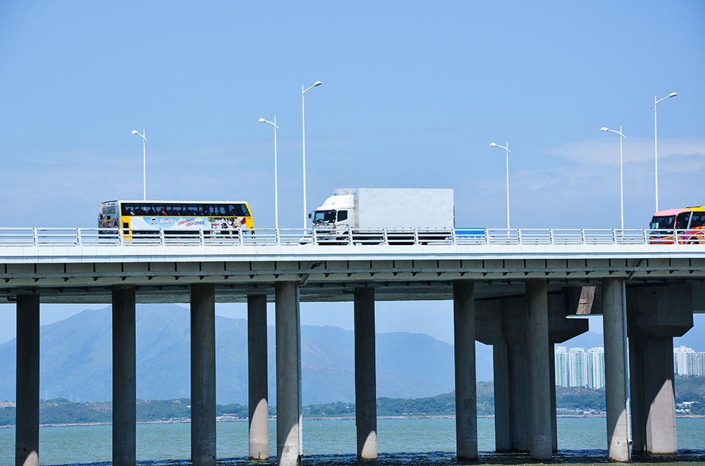 烈日下实拍深圳湾大桥,内地与香港连接的高速
