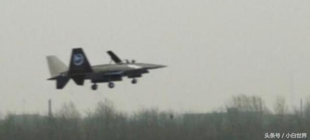 暗剑无人隐形战机突然亮相,网友们争论究竟算
