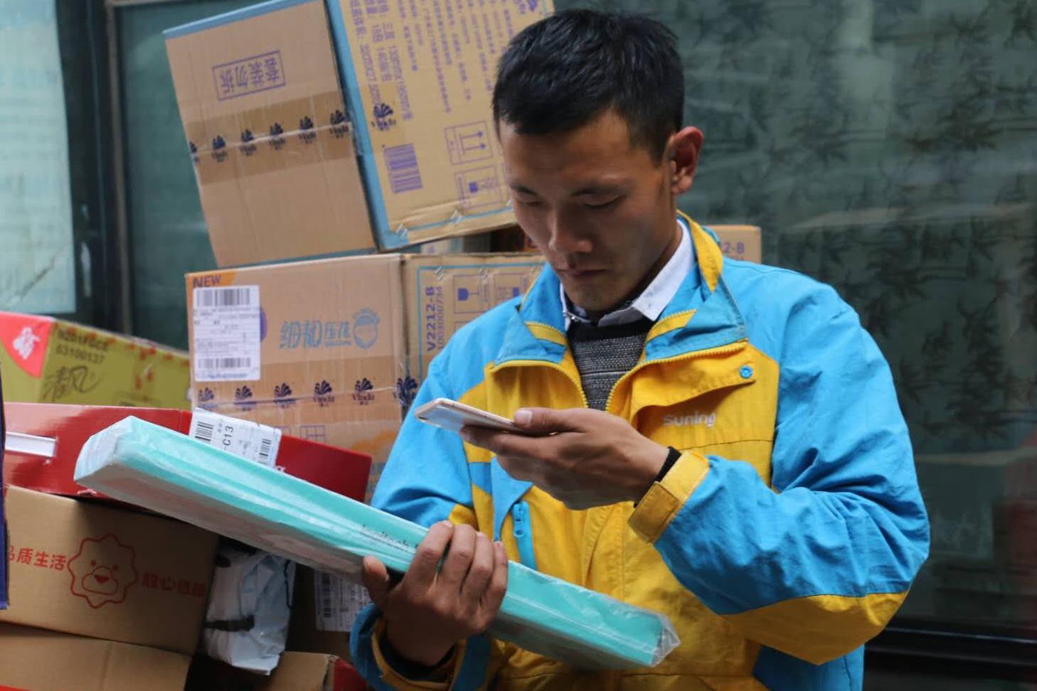 快递小哥女友:男友1个月送5千件快递,月底看到