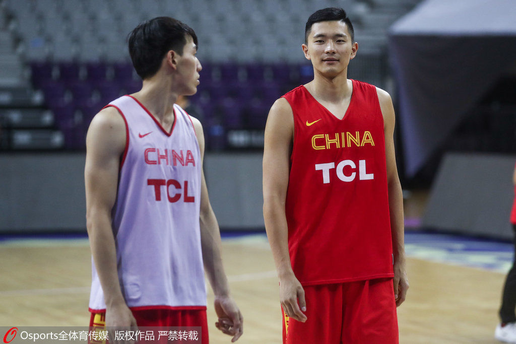 男篮蓝队备战中伊热身赛 吴前巴赫拉米寒暄