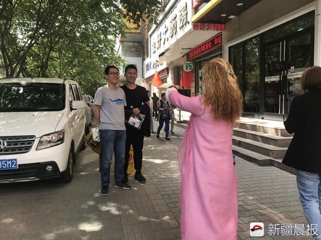 妈妈外考场捧花送妈妈儿子愿你有个好心情,快厌倦搞笑图图片