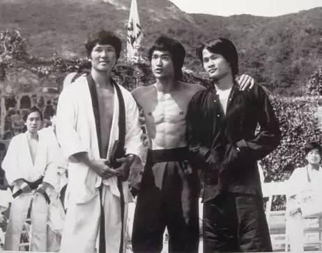 他被称为香港僵尸电影始祖,徒弟和他同一天死