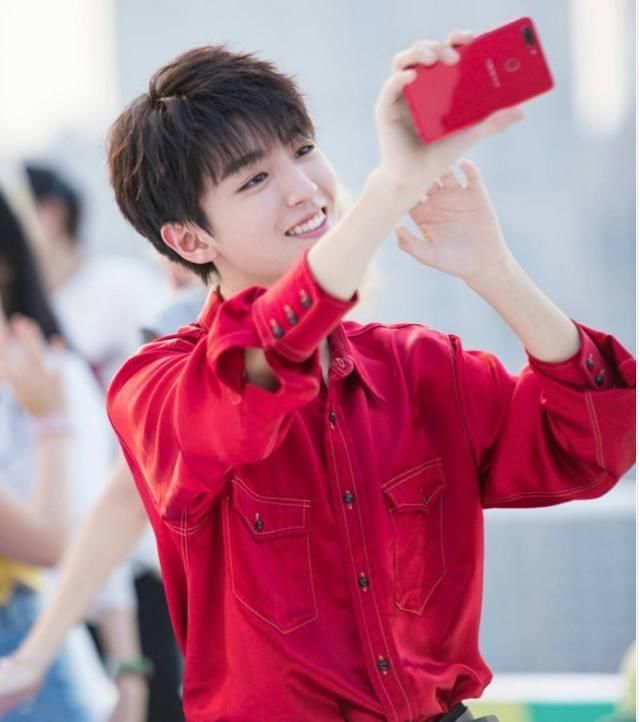 小鲜肉穿红衣:王俊凯帅气,千玺男友力,谁的红衣