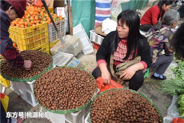 农村大姐挑几筐深山来的栗子，顾客质疑哪来这么多野生的