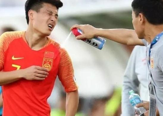 武磊肩膀肿老高,西班牙人却说能上场,翻出三年