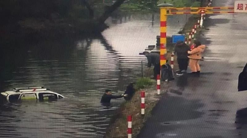 浙江小伙0℃天气跳河救人走红网络，监控视频却令人大跌眼镜