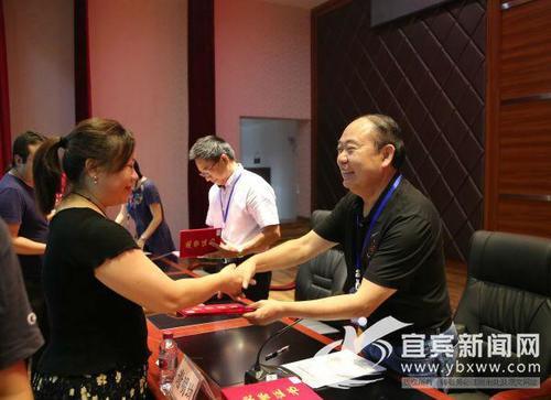 表彰先进 宜宾卫校热烈庆祝第三十四个教师节