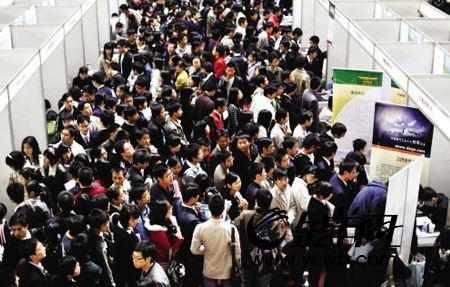 毕业月薪过万,大学生醒醒,上海平均工资才650