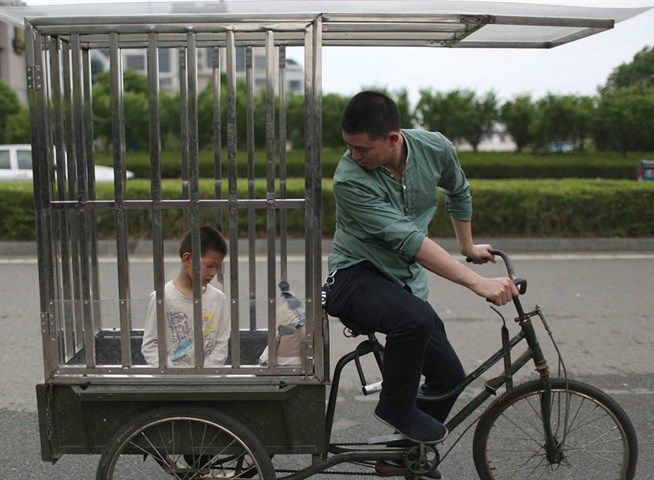 一场温暖又心酸的旅程，年轻父亲自制“笼车”载孩子看风景