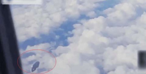 男子坐飞机发现不明飞行物看清后果断掏出手