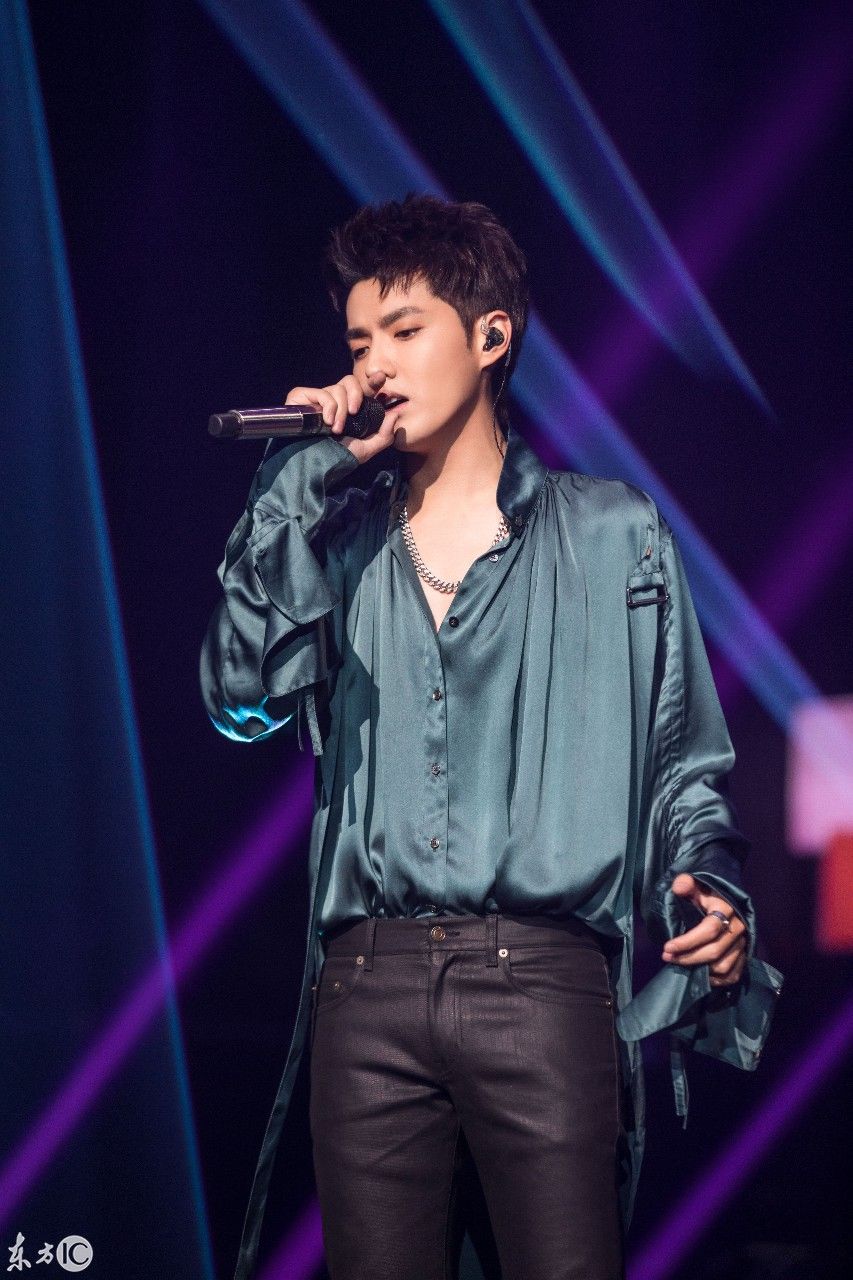 吴亦凡我想和你唱,衬衣唐装小锁骨苏的不行